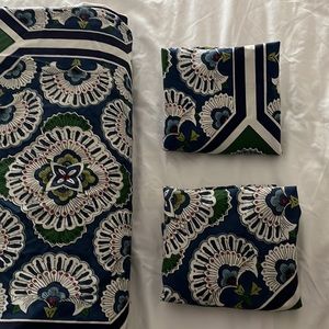 Beautiful Pottery Barn duvet cover + two matching shams